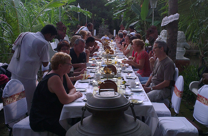 This image has an empty alt attribute; its file name is 356aa-dining-outside.jpg